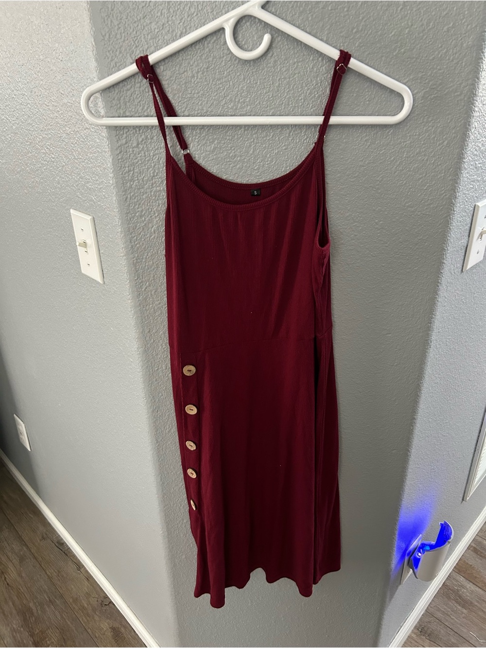 Women’s Burgundy Sleeveless Button-Accent Midi Dress